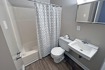 Apartment with updated bathroom in New Bern, NC